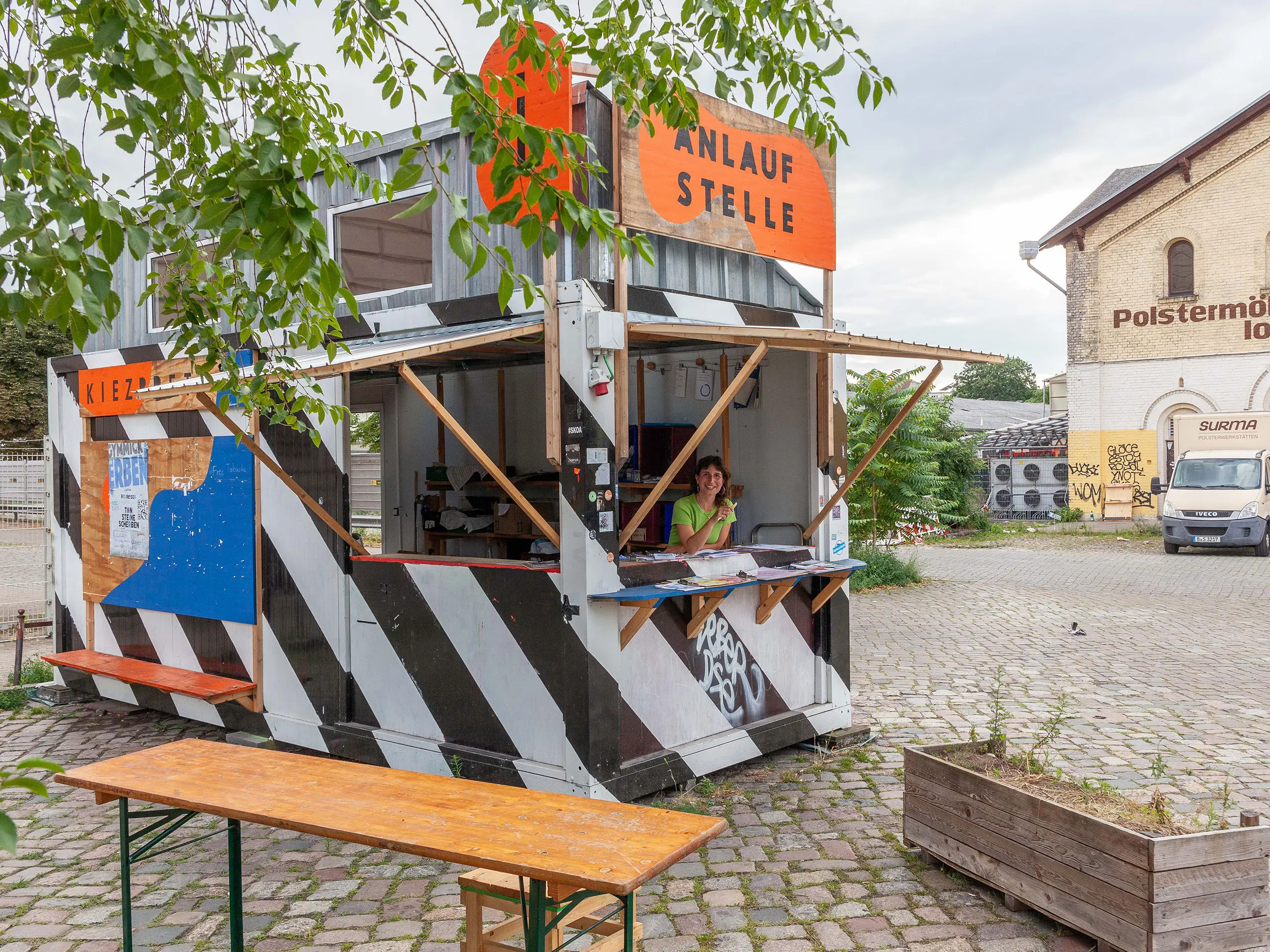 AnlaufStelle im Container mit Bierzeltgarnitur